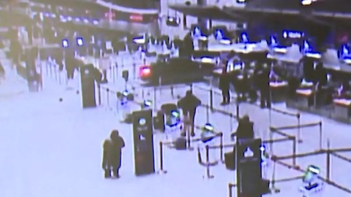 Auto kracht in Flughafen! Mann rast bis zum Check-In ‒ mehrere Verletzte Reisende müssen ausweichen