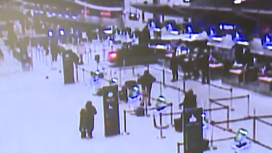 Flughafen-Michigan-Mann-rast-mit-dem-Auto-bis-zum-Check-In-Reisende-weichen-aus-