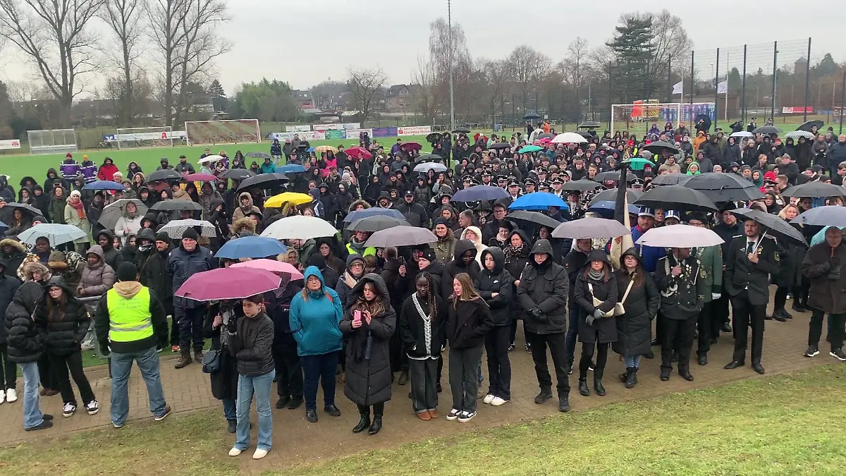 Mehrere Hundert Menschen erschienen zur Trauerfeier von Yosef († 14) 