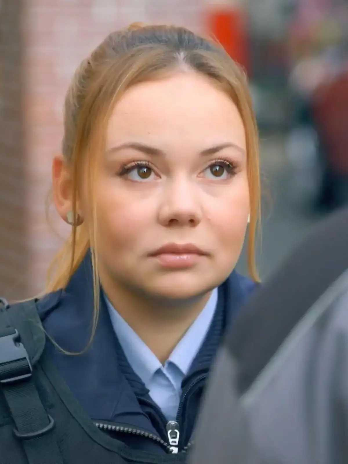 Unter uns: Ronja beginnt, Baris zu verdächtigen