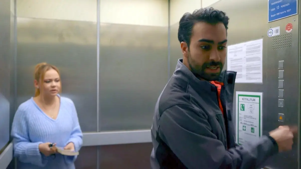 Baris flippt im Aufzug aus „Unter uns“-Folge vom 16.02.26 auf RTL+