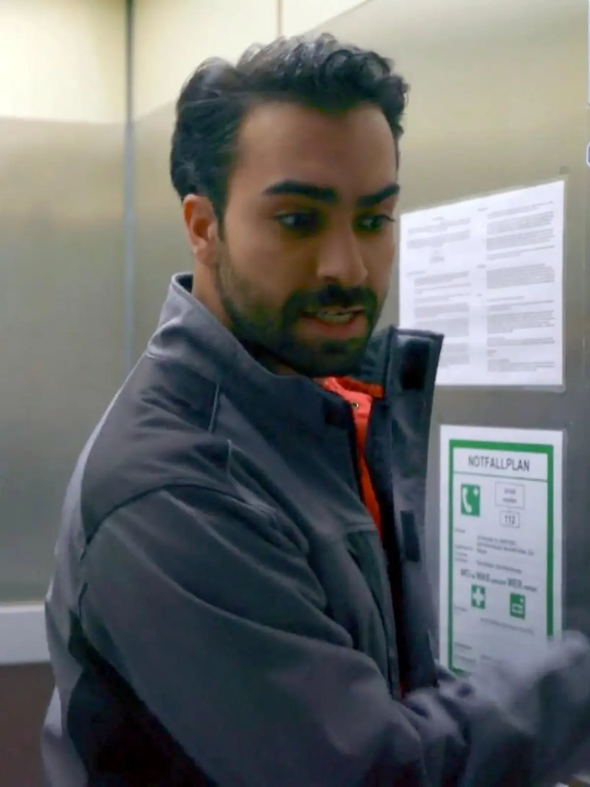 Unter uns: Baris flippt im Aufzug aus