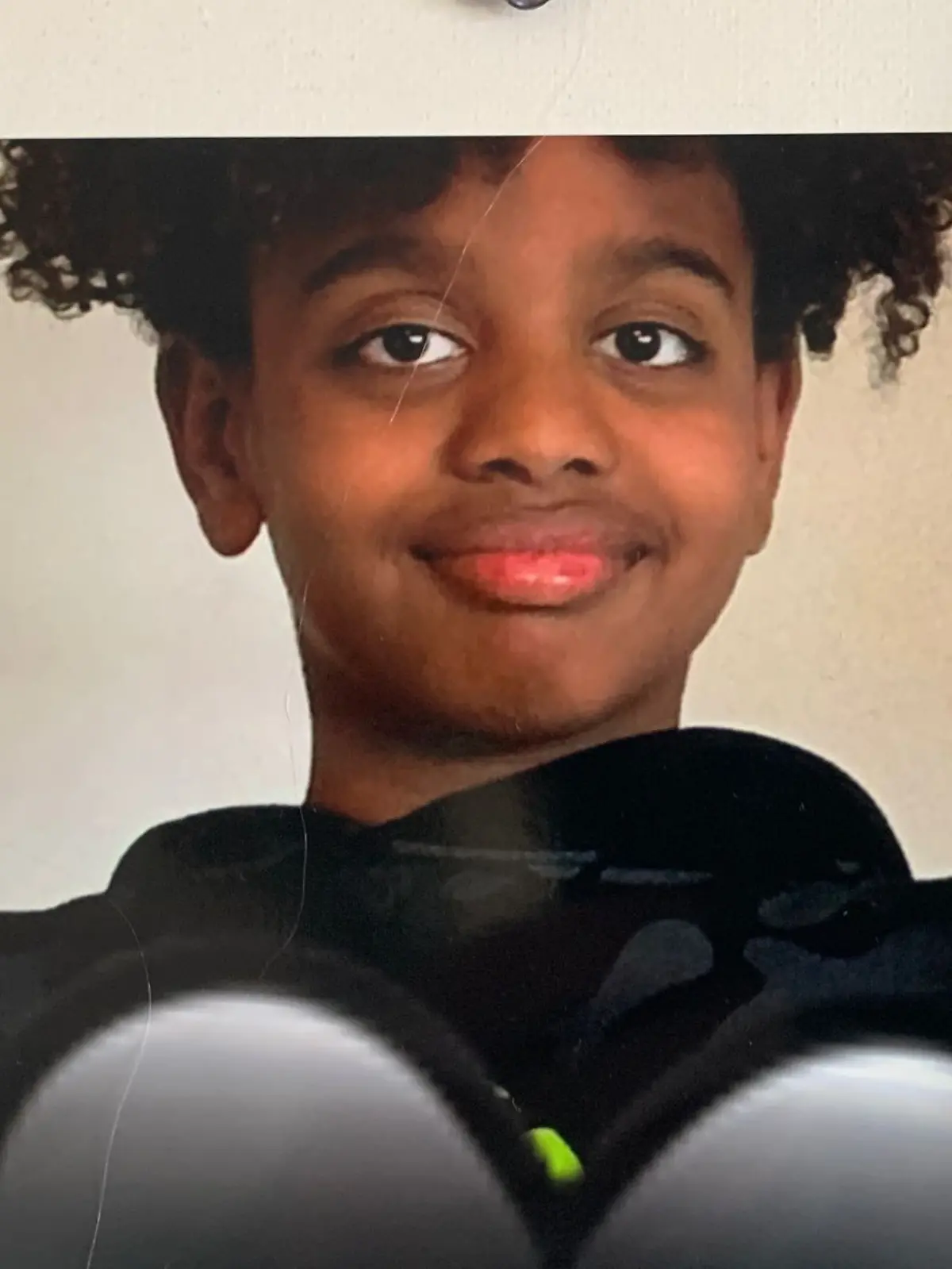 Tagelang ermittelt die Mordkommission „Waldsee” – ausgerechnet am Tag von Yosefs Trauerfeier wird dann mitgeteilt, dass es einen Tatverdächtigen gibt. Dabei soll es sich um einen Zwölfjährigen handeln. 