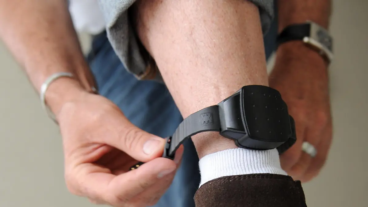 ARCHIV - SYMBOLBILD - Der Darmstädter Bewährungshelfer Hans-Dieter Amthor demonstriert am Rande einer Pressekonferenz im Landtag in Wiesbaden den Einsatz einer elektronische Fußfessel. (Archivbild vom 31.05.2010). Union und FDP haben sich bei dem umstrittenen Thema Sicherungsverwahrung für Schwerverbrecher geeinigt. Dies erfuhr die
Nachrichtenagentur dpa am Donnerstag (26.08.2010) aus Regierungskreisen. Nach einem Urteil des Europäischen Gerichtshofs für Menschenrechte (EGMR) muss Deutschland einige gefährliche Schwerverbrecher freilassen, die sich seit mehr als zehn Jahren in der sogenannten Sicherungsverwahrung befinden.   Foto: Arne Dedert dpa (zu dpa 4236 vom 26.08.2010)  +++(c) dpa - Bildfunk+++