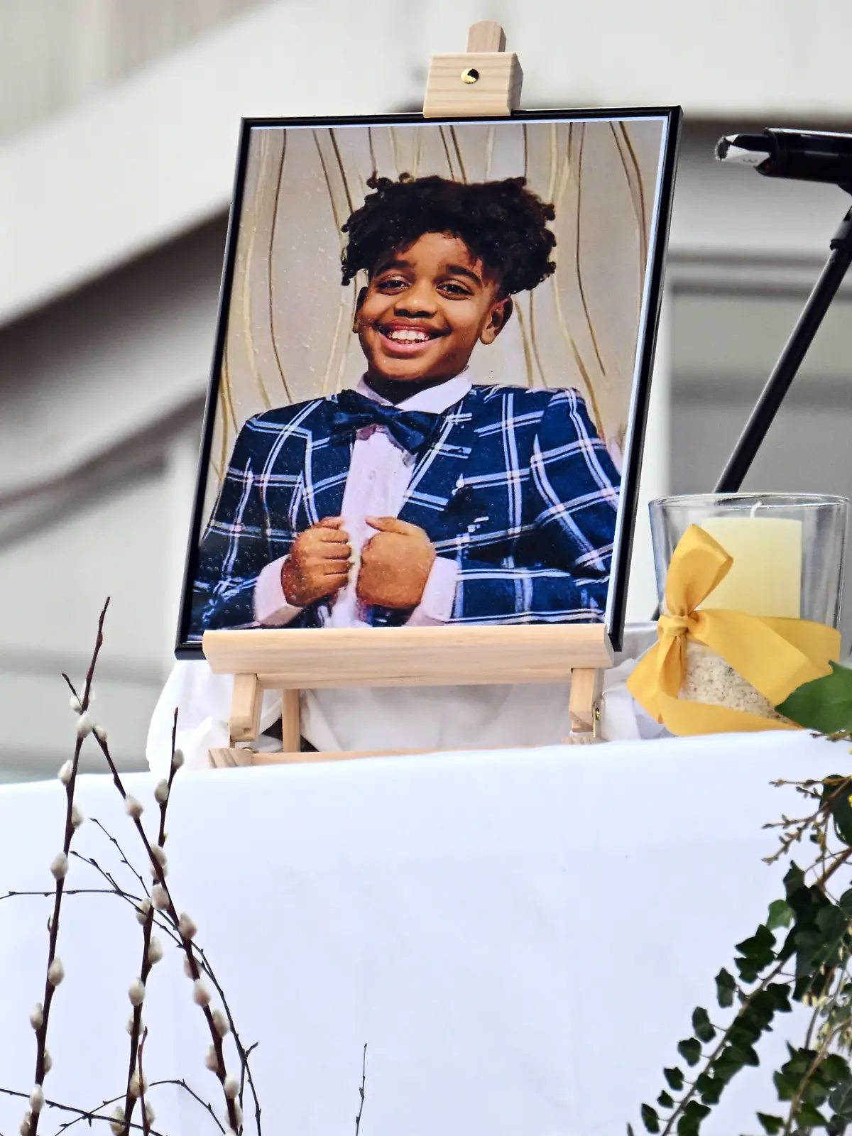 Ein Bild von Yosef steht während der Trauerfeier auf dem Altar. Nach dem gewaltsamen Tod des 14-jährigen Yosef in Dormagen zwischen Köln und Düsseldorf ist ein Kind tatverdächtig. Das teilte die Polizei mit.