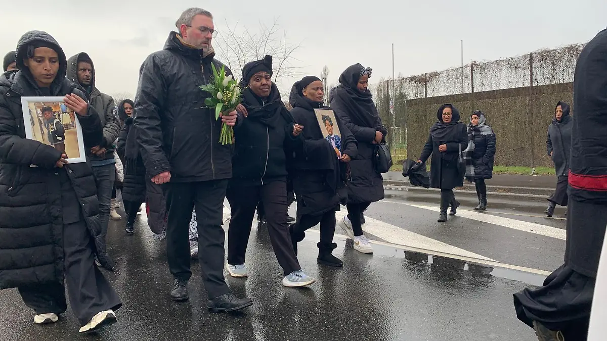 Dormagen-Bewegende-Trauerfeier-f-r-get-teten-Yosef-14-hier-nimmt-seine-Mutter-Abschied