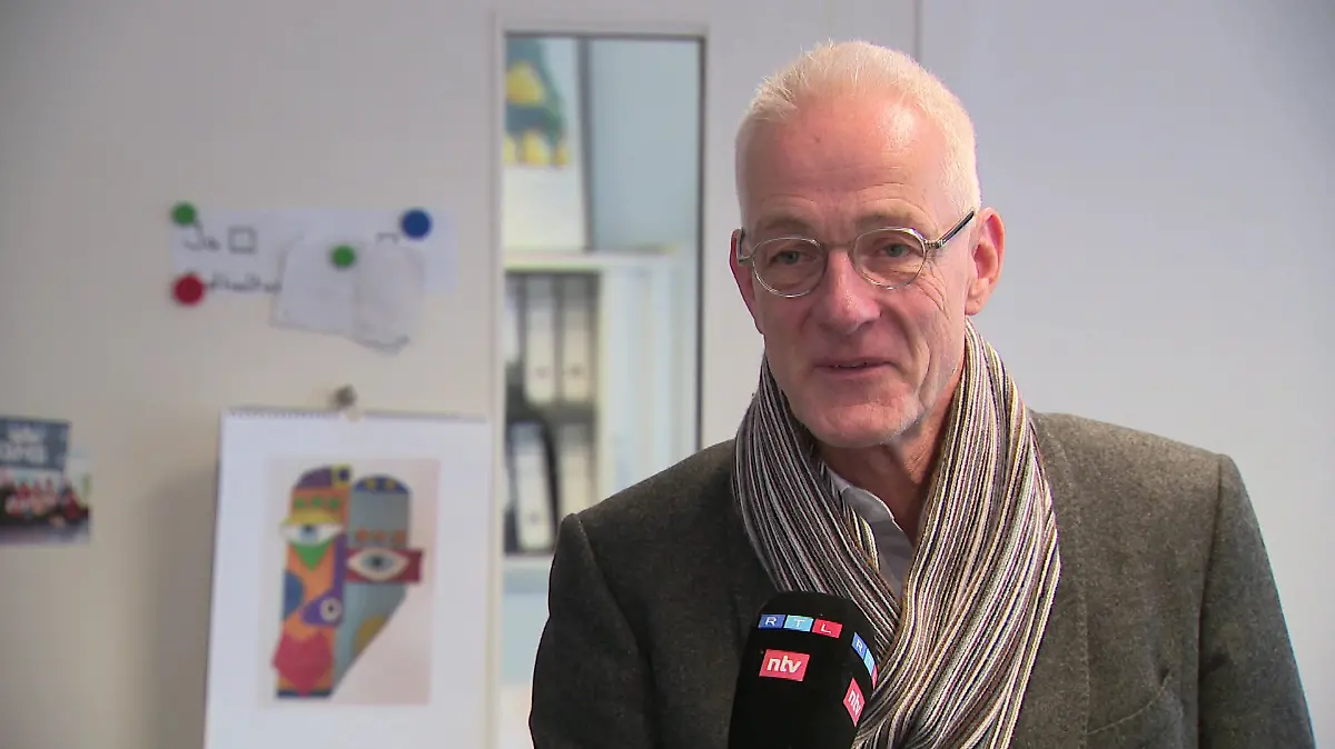 Schulleiter Matthias Achern im Gespräch mit RTL.