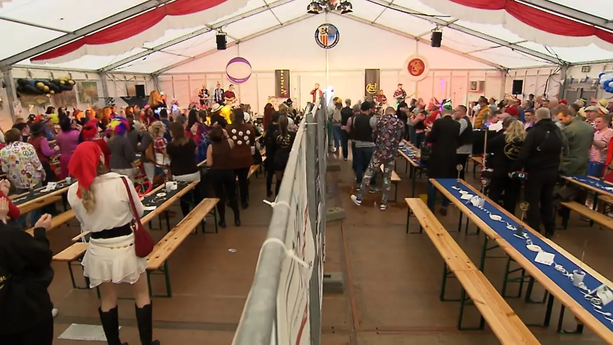 Karnevalssitzung-Getrennt-Jeck-in-Kerpen-feiern-M-nner-und-Frauen-getrennt