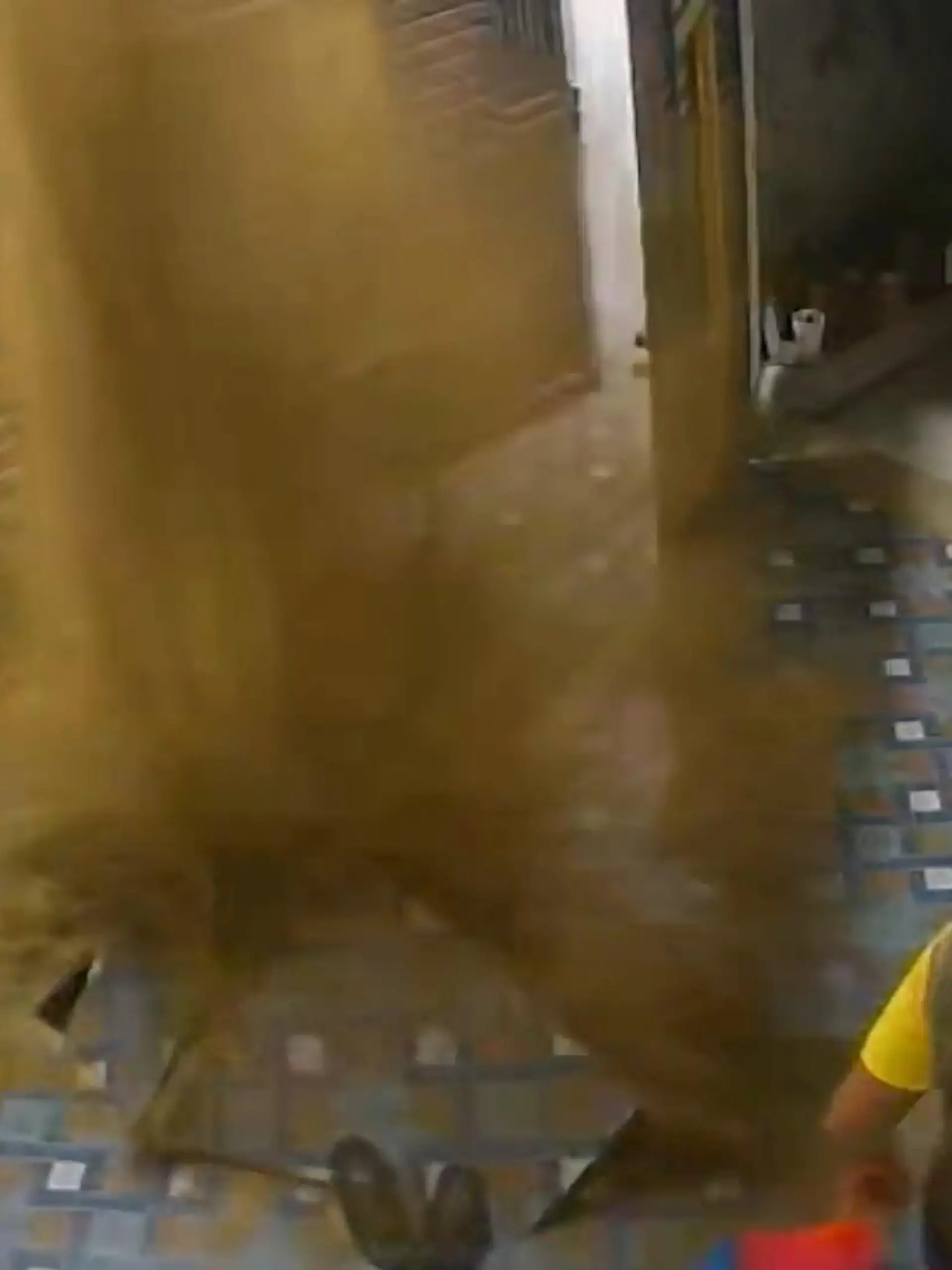 Bild zu: "Ach du kacke! Fäkalien-Explosion im Wohnzimmer – Mann bekommt Abwasserdusche"