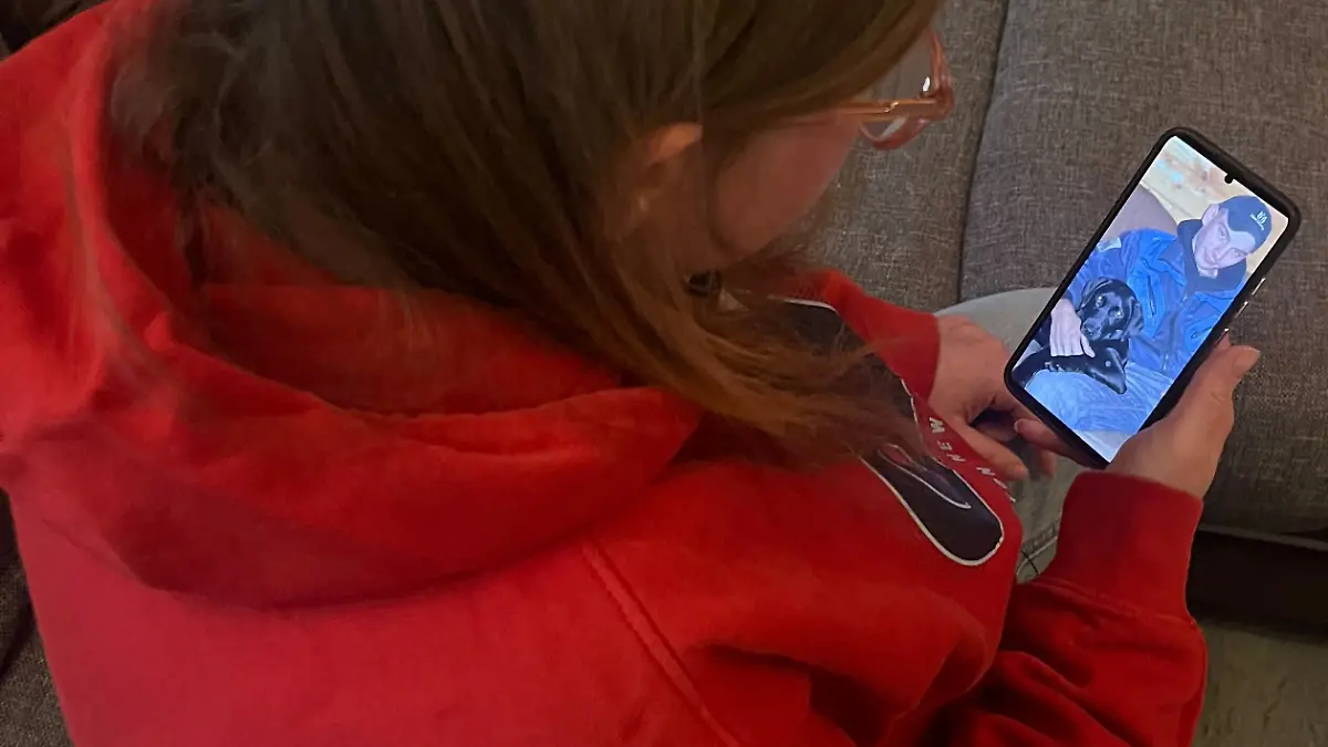 Melanie H. mit einem alten Foto von Georg Linnemann.