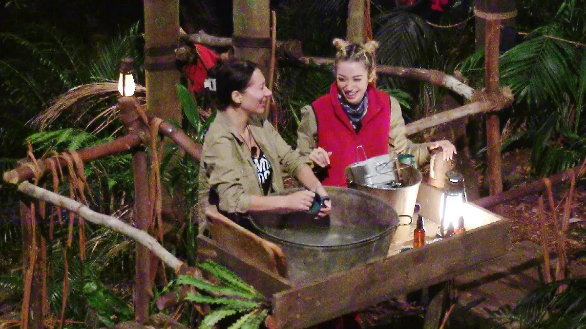 Dschungelcamp-2026-Ariel-g-nnt-sich-Badezeit-im-Sp-lbecken-mit-Intimrasur-