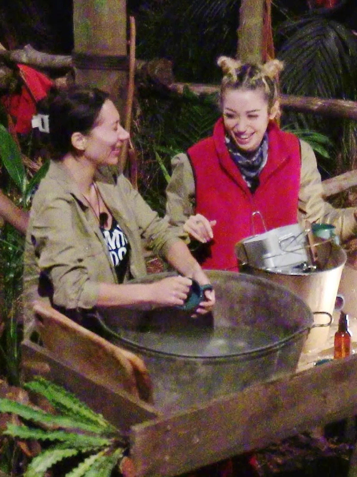 Ich habe heute darin gebadet, beichtet Ariel (r.) mit Blick auf den Trog, in dem Samira Yavuz gerade die Näpfe spült. 
