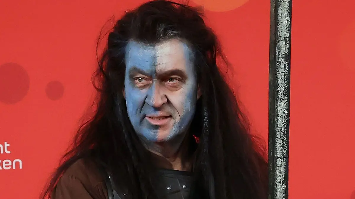 Markus-S-der-als-Braveheart-bei-der-Fastnacht-Blaue-Schminke-und-Schwert-