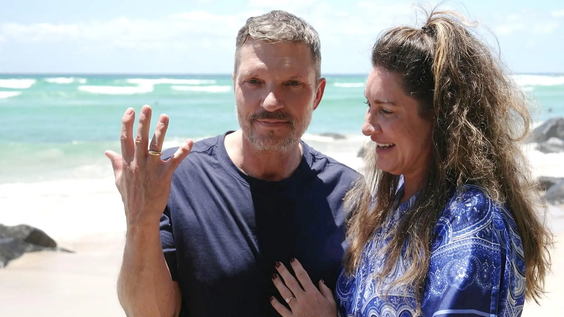 Nach seinem Abschied von den Stars wird Hardy Krüger am Strand von seiner Frau Alice überrascht.