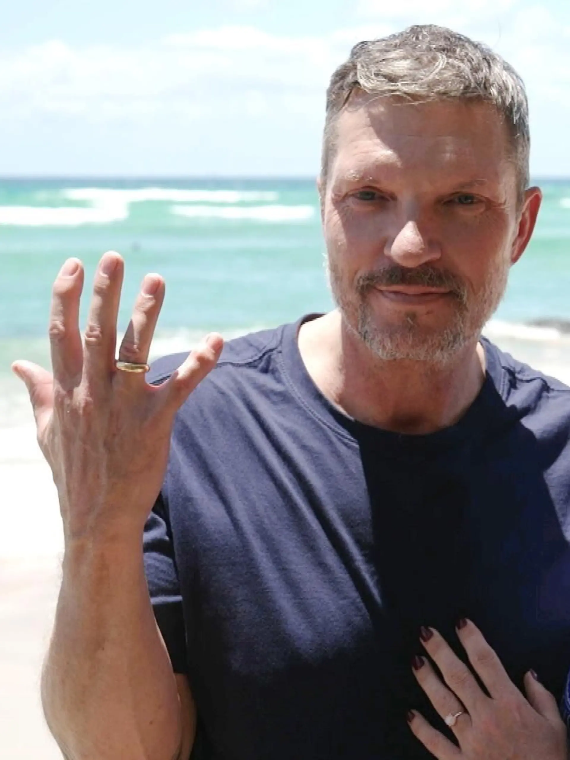 Nach seinem Abschied von den Stars wird Hardy Krüger am Strand von seiner Frau Alice überrascht. 