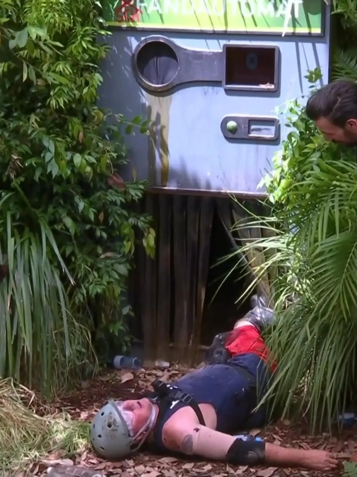 Bild zu: "Hubert Fella kämpft im Dschungel-Pfandautomaten!"