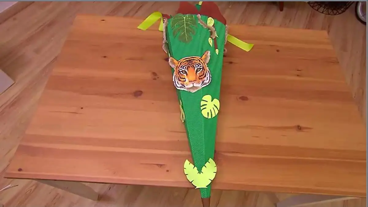 DIY-Dschungel-Schultüte liegt auf einem Holzboden.