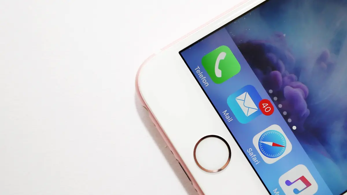  Telefon, Mail, Safari, Musik, Logo, App, Handy App auf einem iPhone 6s Feature Handy, Smartphone, iPhone, am 26.07.2017 in Siegen/Deutschland.