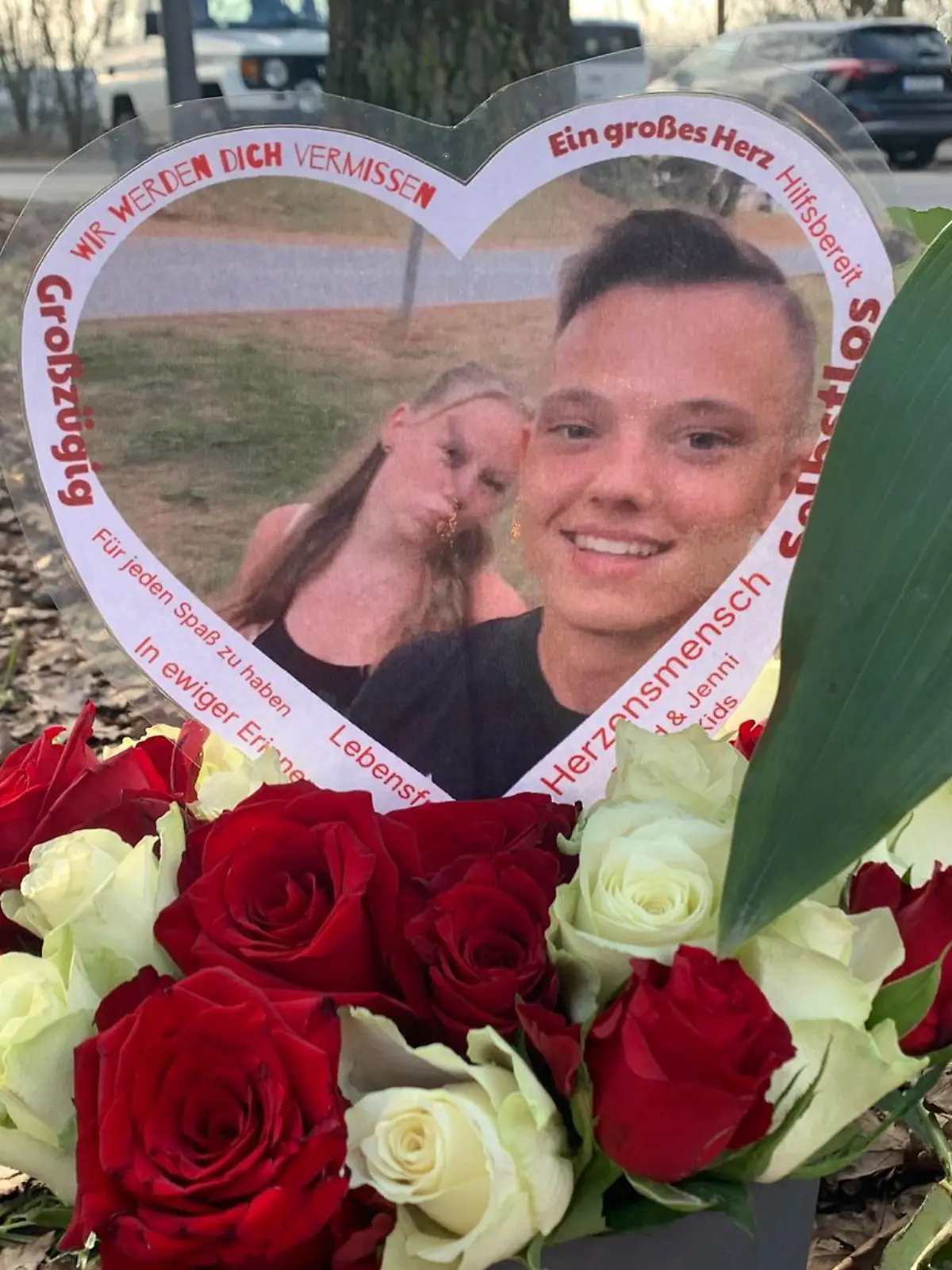 An der Unglücksstelle stehen neben einem Foto von Fabrice auch Blumen und Kerzen