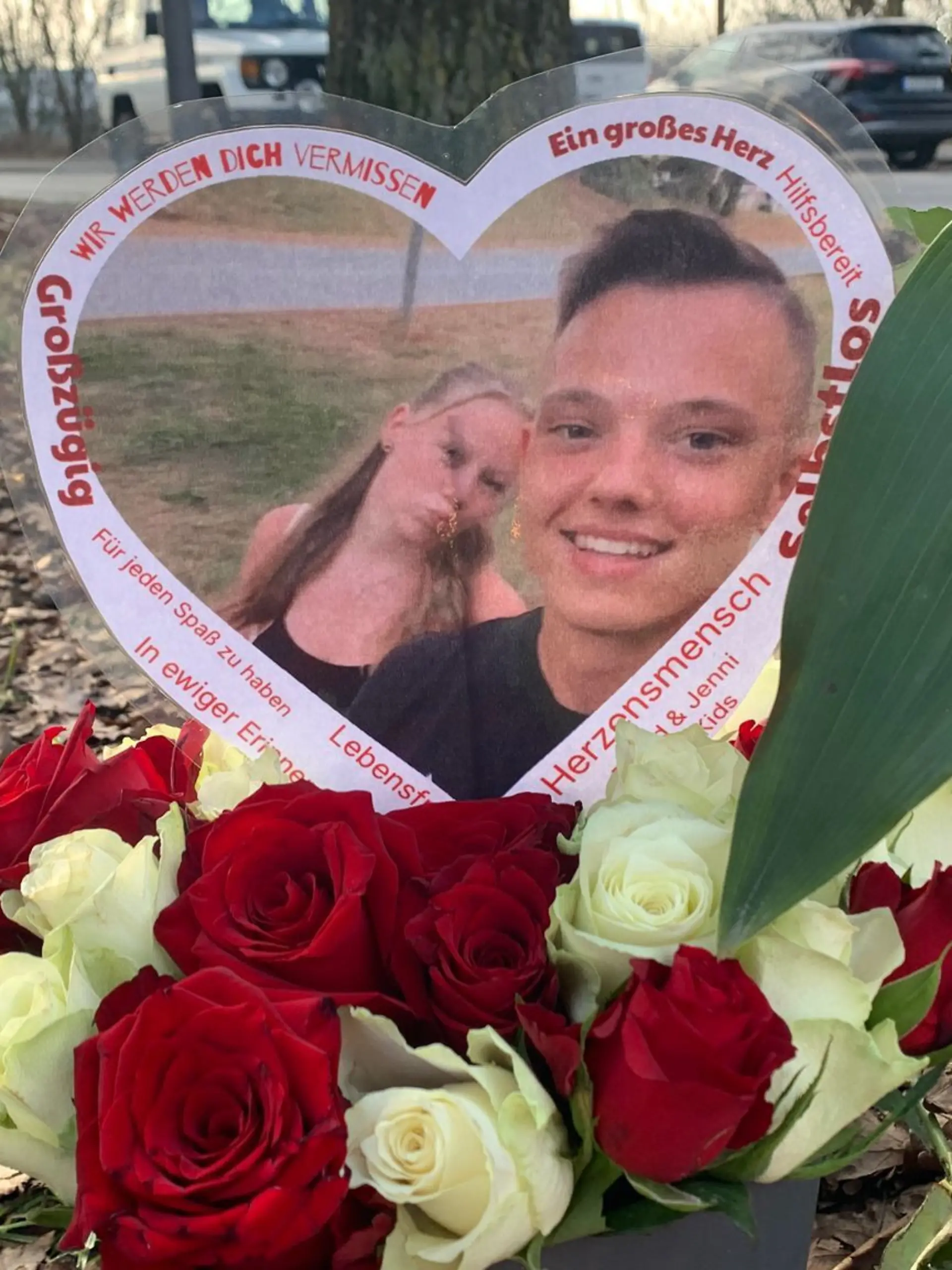An der Unglücksstelle stehen neben einem Foto von Fabrice auch Blumen und Kerzen