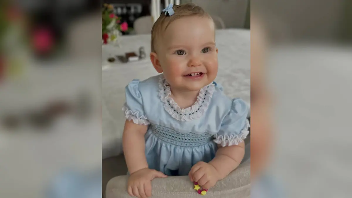 Prinzessin-Ines-von-Schweden-feiert-ihren-ersten-Geburtstag-s-es-Babybild-mit-Schleife-im-Haar