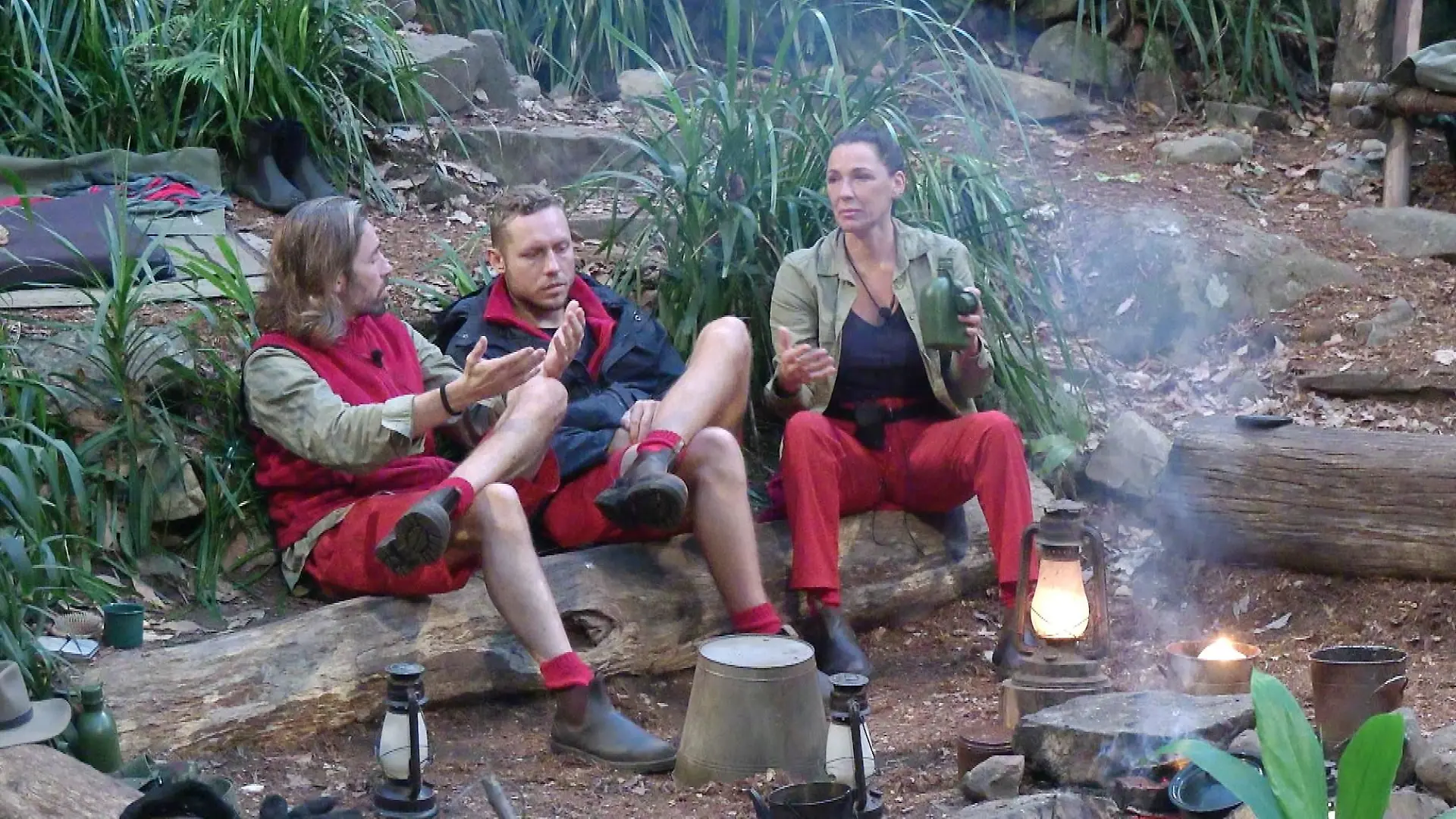 Am Lagerfeuer konfrontiert Simone Ballack Gil Ofarim (l.) direkt.