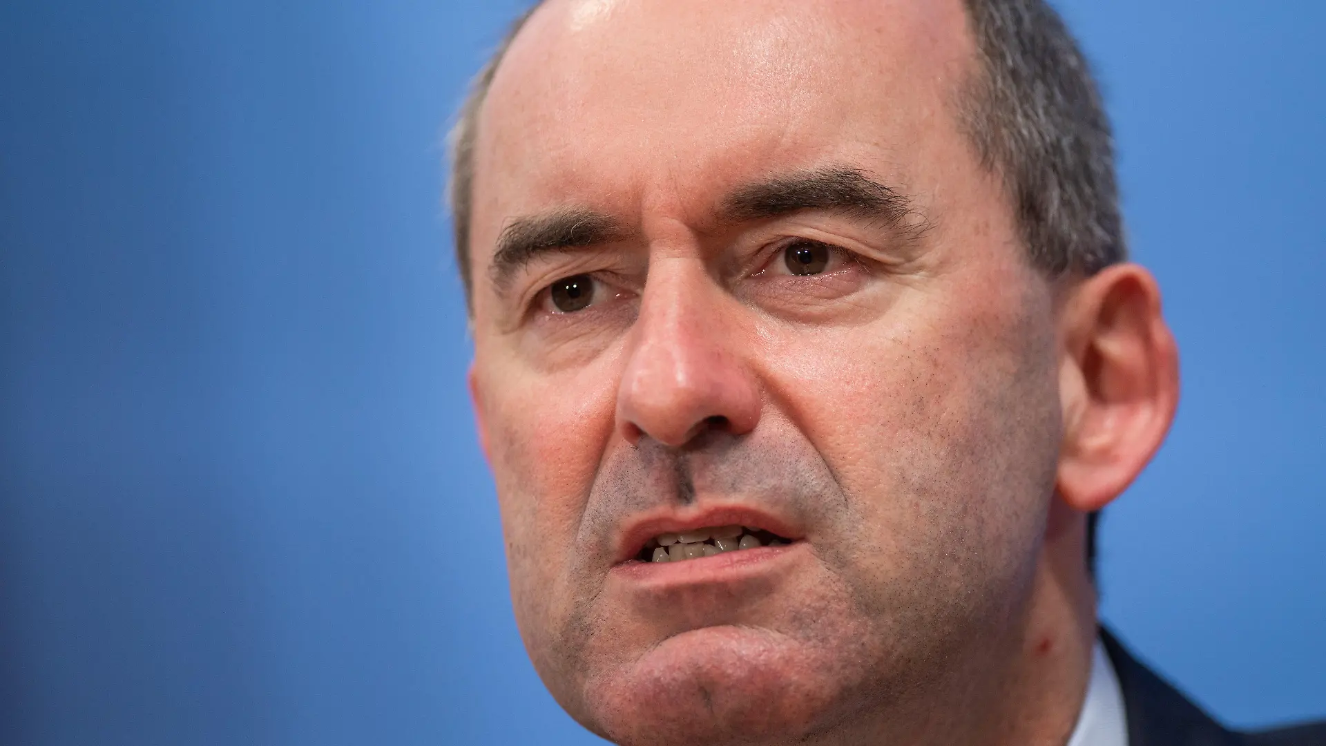 26.07.2021, Berlin: Hubert Aiwanger, Wirtschaftsminister in Bayern und Bundesvorsitzender der Freien Wähler, spricht bei der Vorstellung des Spitzenkandidaten der Freien Wähler zur Bundestagswahl 2021 im Haus der Bundespressekonferenz. Foto: Christophe Gateau/dpa +++ dpa-Bildfunk +++