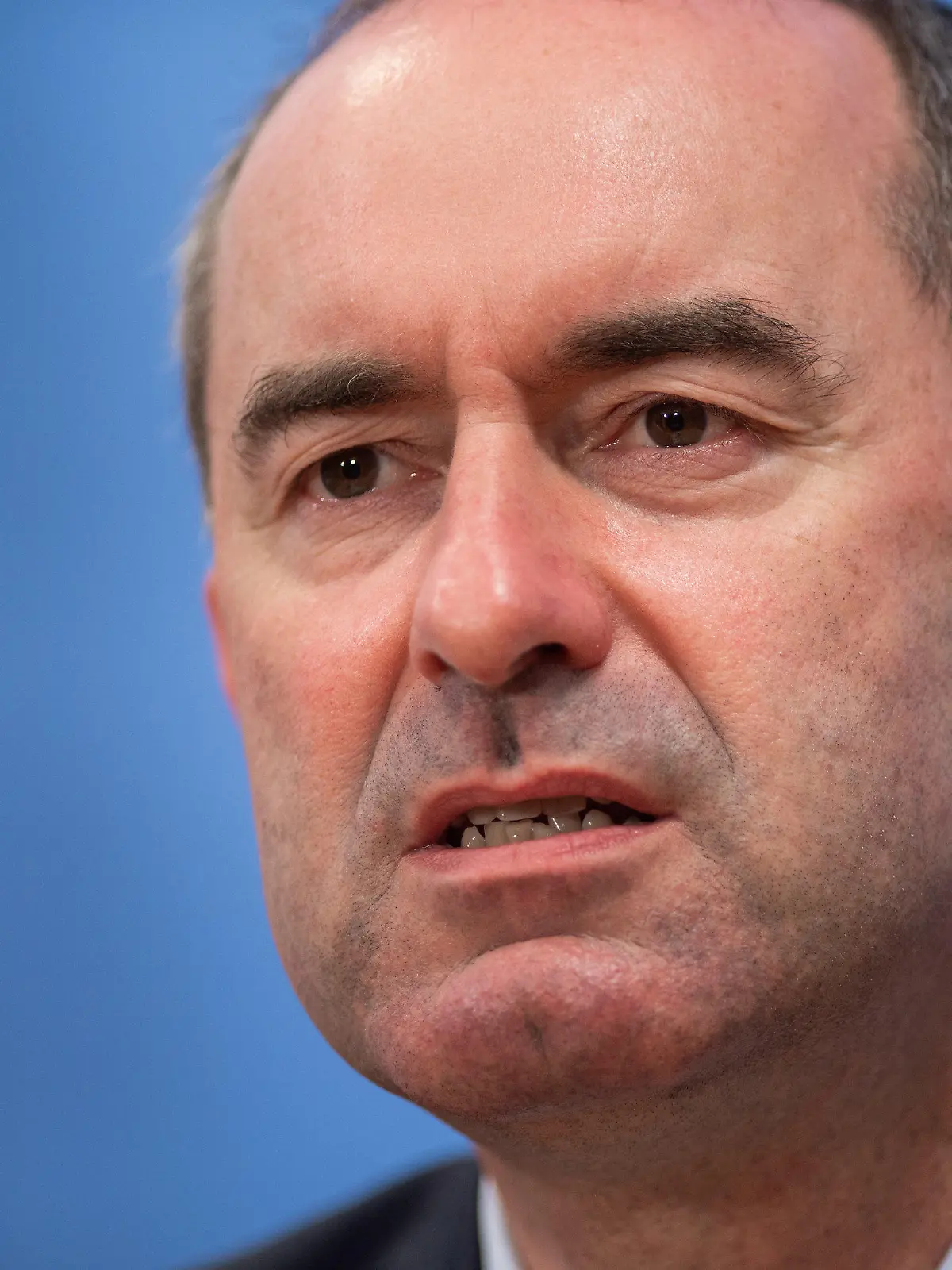 26.07.2021, Berlin: Hubert Aiwanger, Wirtschaftsminister in Bayern und Bundesvorsitzender der Freien Wähler, spricht bei der Vorstellung des Spitzenkandidaten der Freien Wähler zur Bundestagswahl 2021 im Haus der Bundespressekonferenz. Foto: Christophe Gateau/dpa +++ dpa-Bildfunk +++