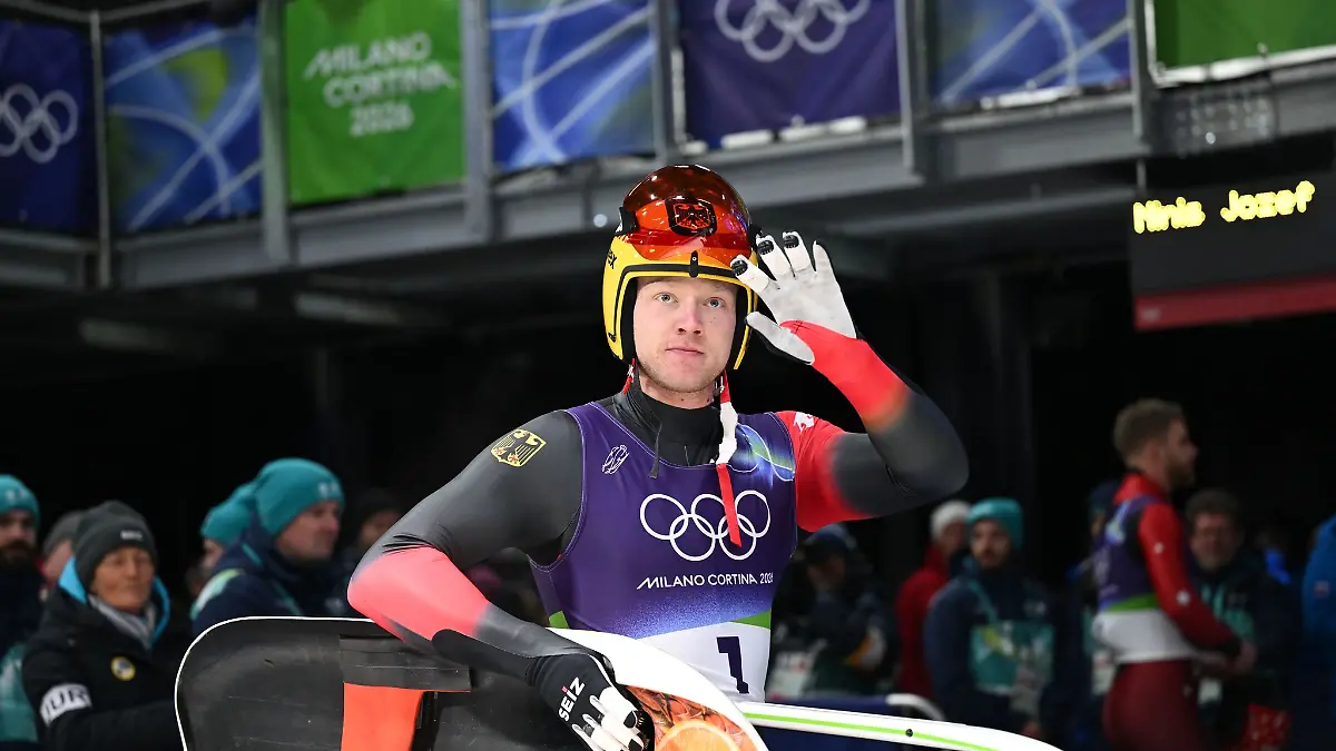 Max Langenhan liegt zur Halbzeit der Rodelrennen af Goldkurs - und das trotz einem steifen Hals.