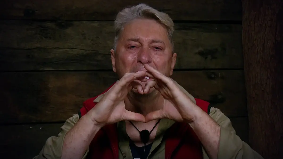 Hubert Fella trauert im Dschungelcamp um Hundedame Joys. 