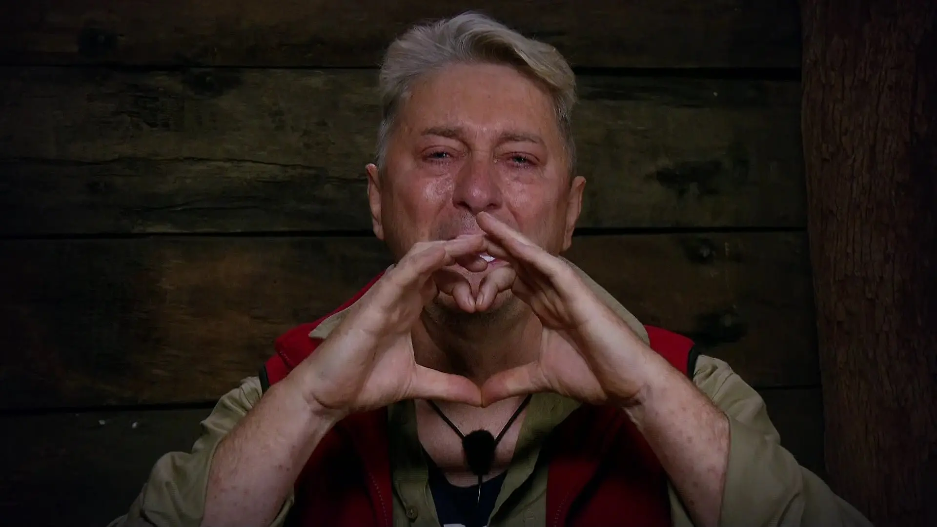 Hubert Fella trauert im Dschungelcamp um Hundedame Joys. 