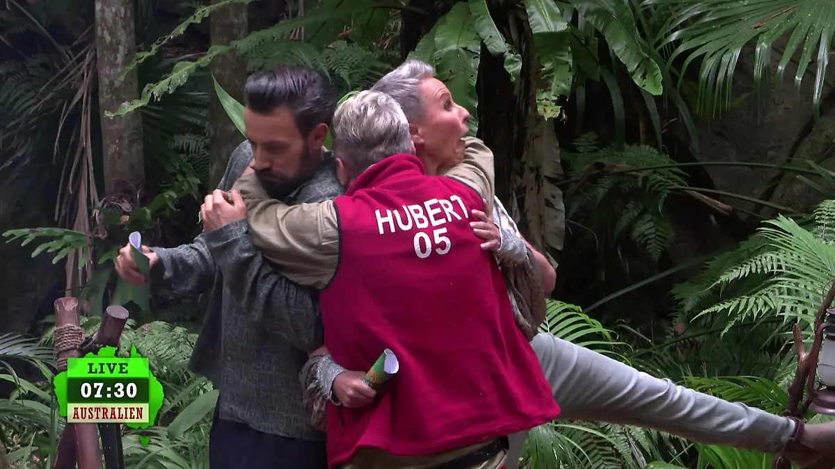 Ob sie es wollen, oder nicht: Jan und Sonja werden von Hubert umarmt.