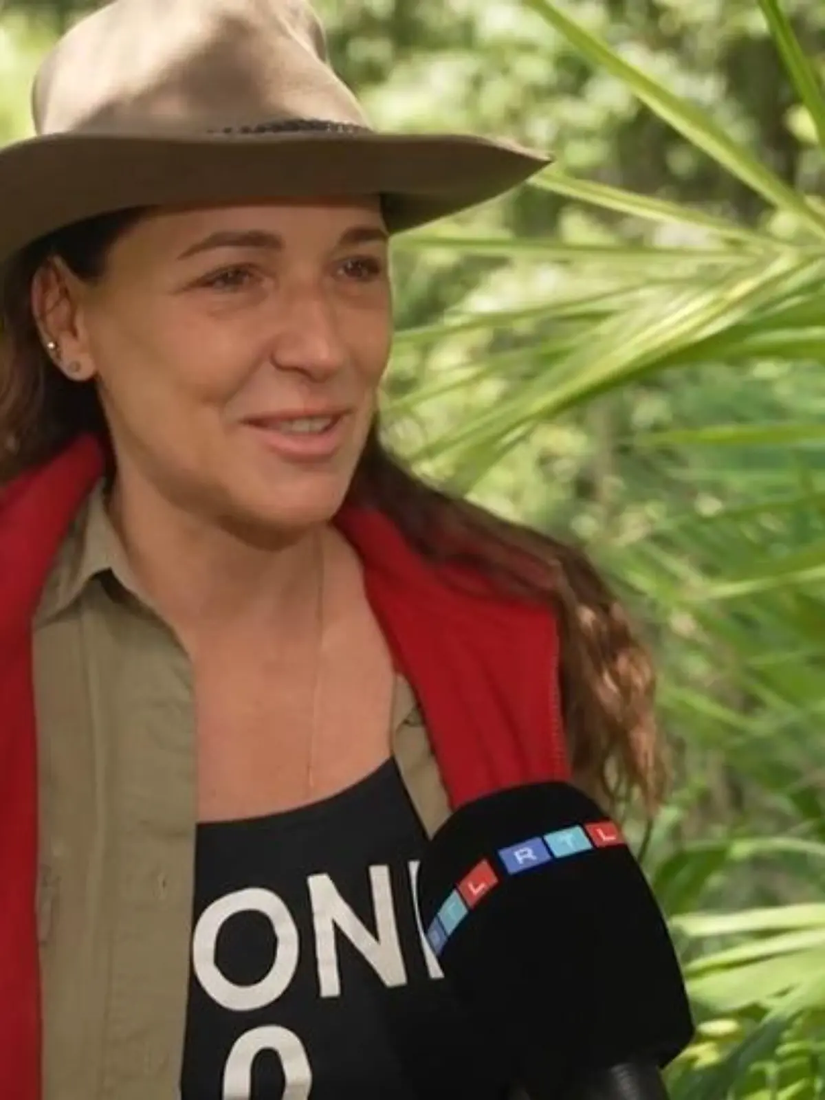 Bild zu: "Raus aus dem Busch, rein in die Unterwäsche! Simones größte Sehnsüchte nach dem Camp"