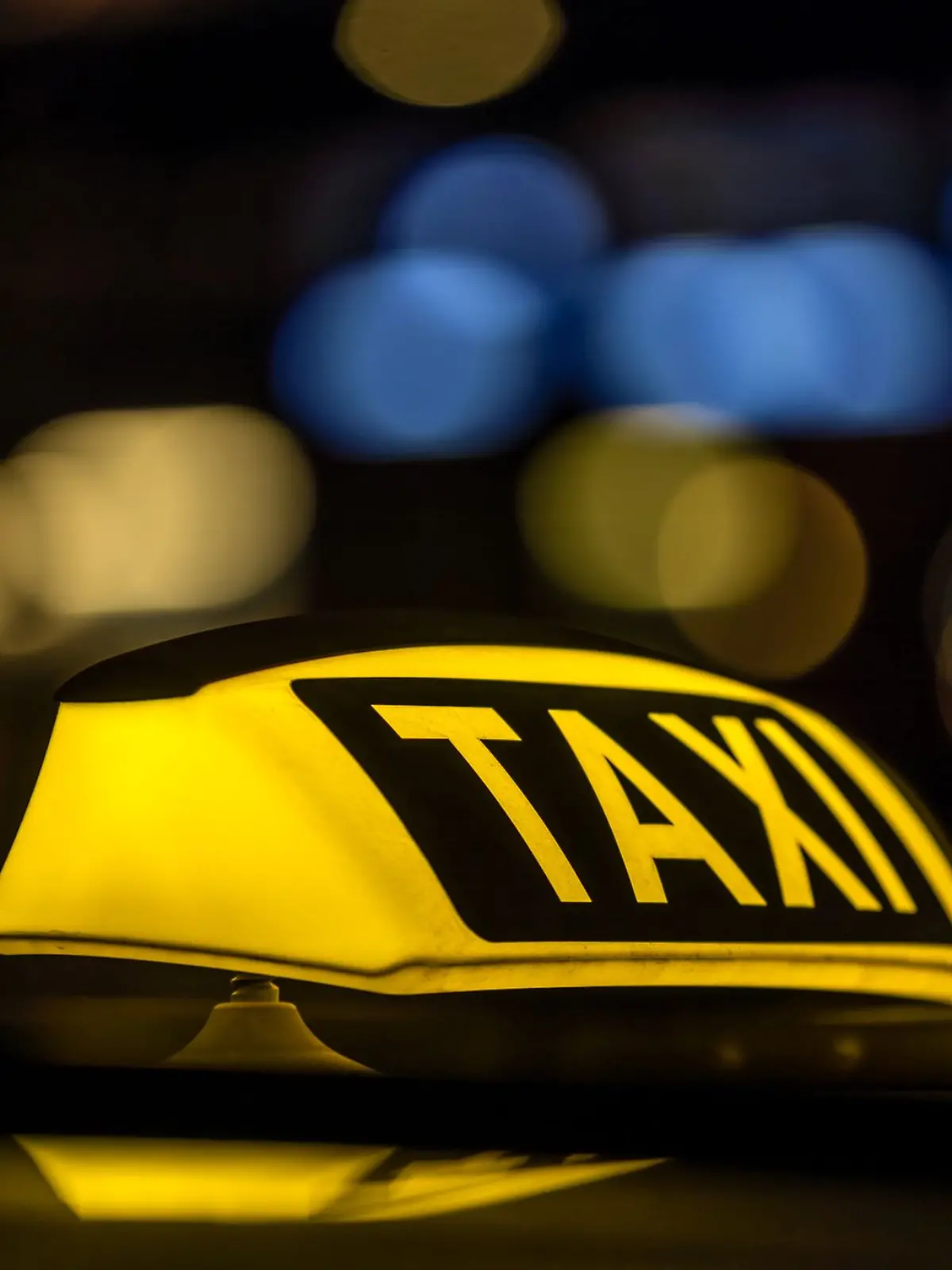 Bild zu: "Taxifahrer kann nicht rechtzeitig bremsen: Zwei Männer laufen über die Straße – Lebensgefahr!"