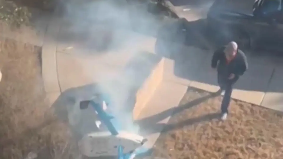 Schock im Wohngebiet! Amazon-Drohne stürzt auf Gehweg Aus den Trümmern steigt Qualm