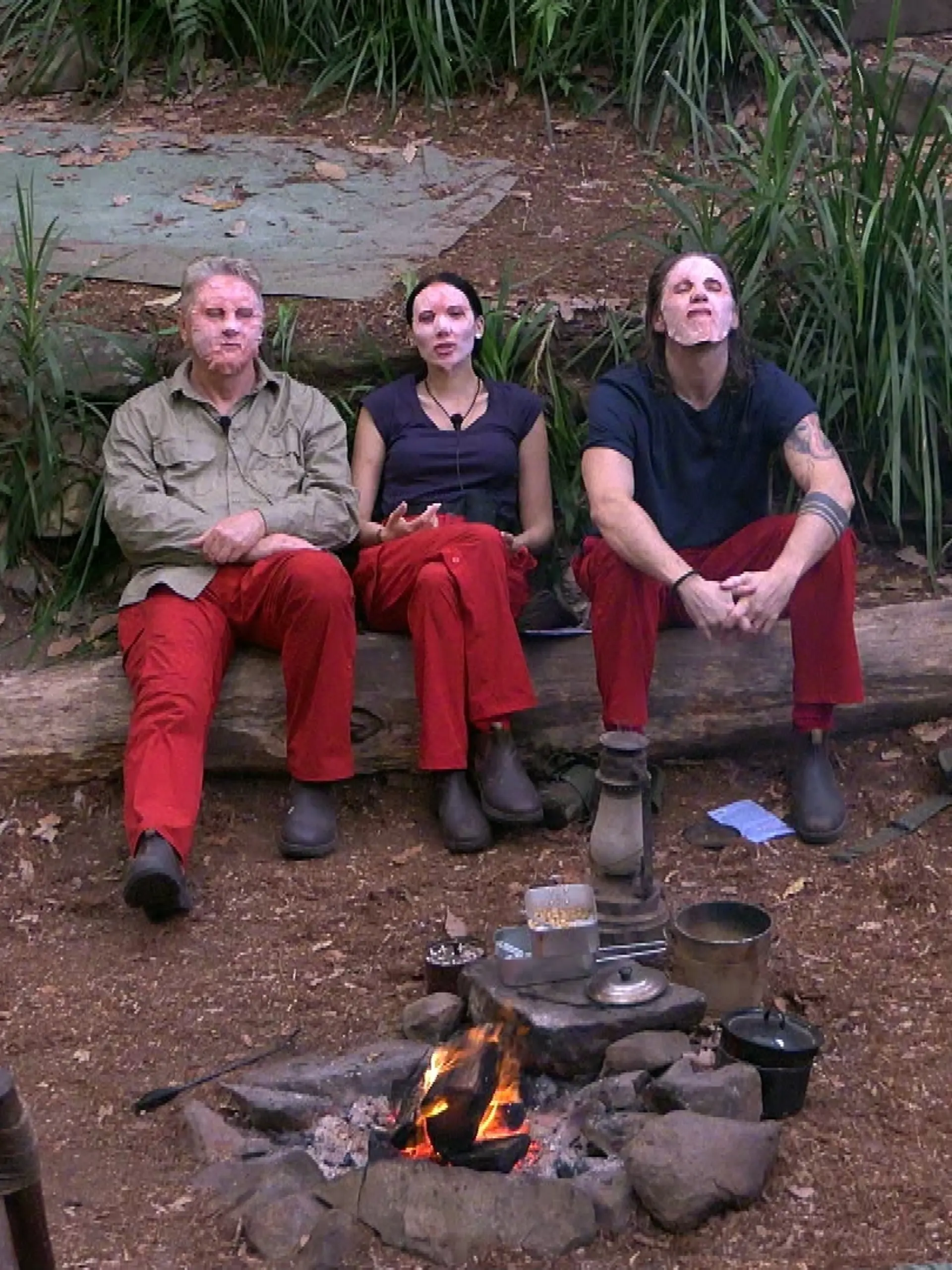 Gil Ofarim, Samira Yavuz und Hubert Fella lassen es sich im Dschungelcamp-Finale richtig gut gehen