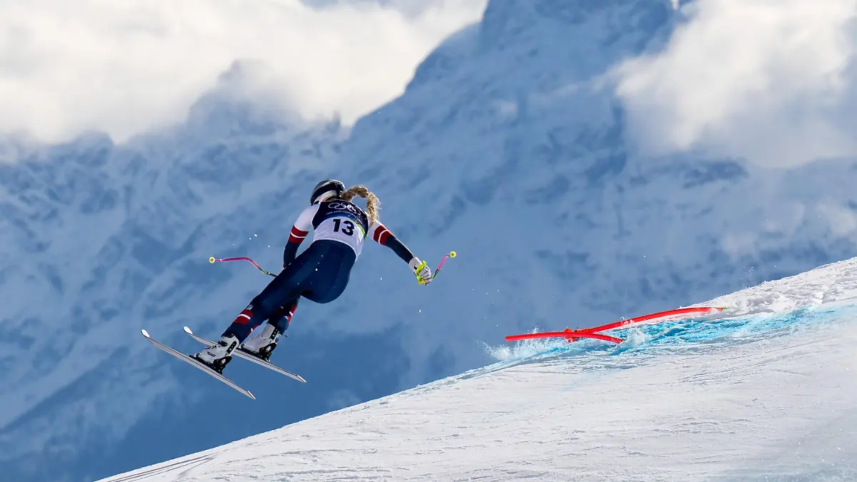 Ski-Star Lindsey Vonn stürzt schwer - Riesen-Drama bei Abfahrt! Olympia-Rennen unterbrochen