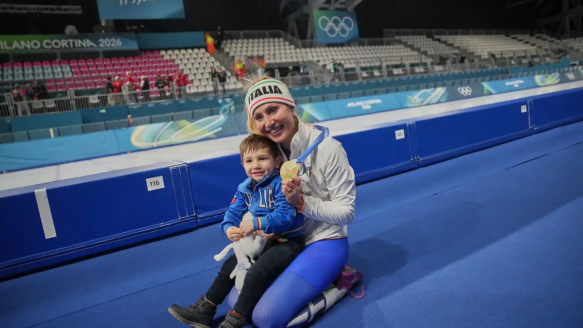 Francesca Lollobrigida feiert mit ihrem kleinen Sohn Tommaso den Olympiasieg.