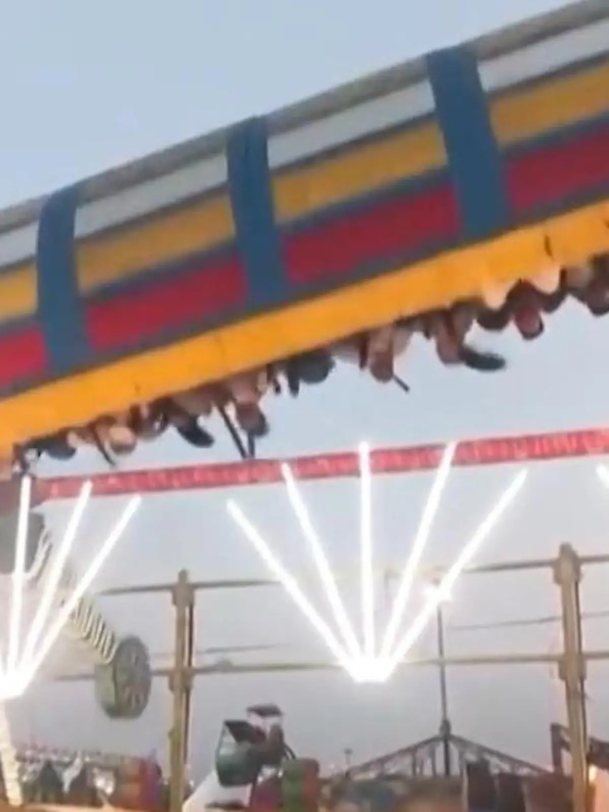 Bild zu: "Drama auf Handwerksmesse! Jahrmarktschaukel versagt und stürzt bei voller Fahrt zu Boden"