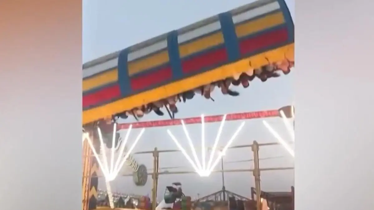 Tödliches Drama auf Kirmes! Attraktion stürzt plötzlich während der Fahrt ein Ein Toter und mehrere Verletzte