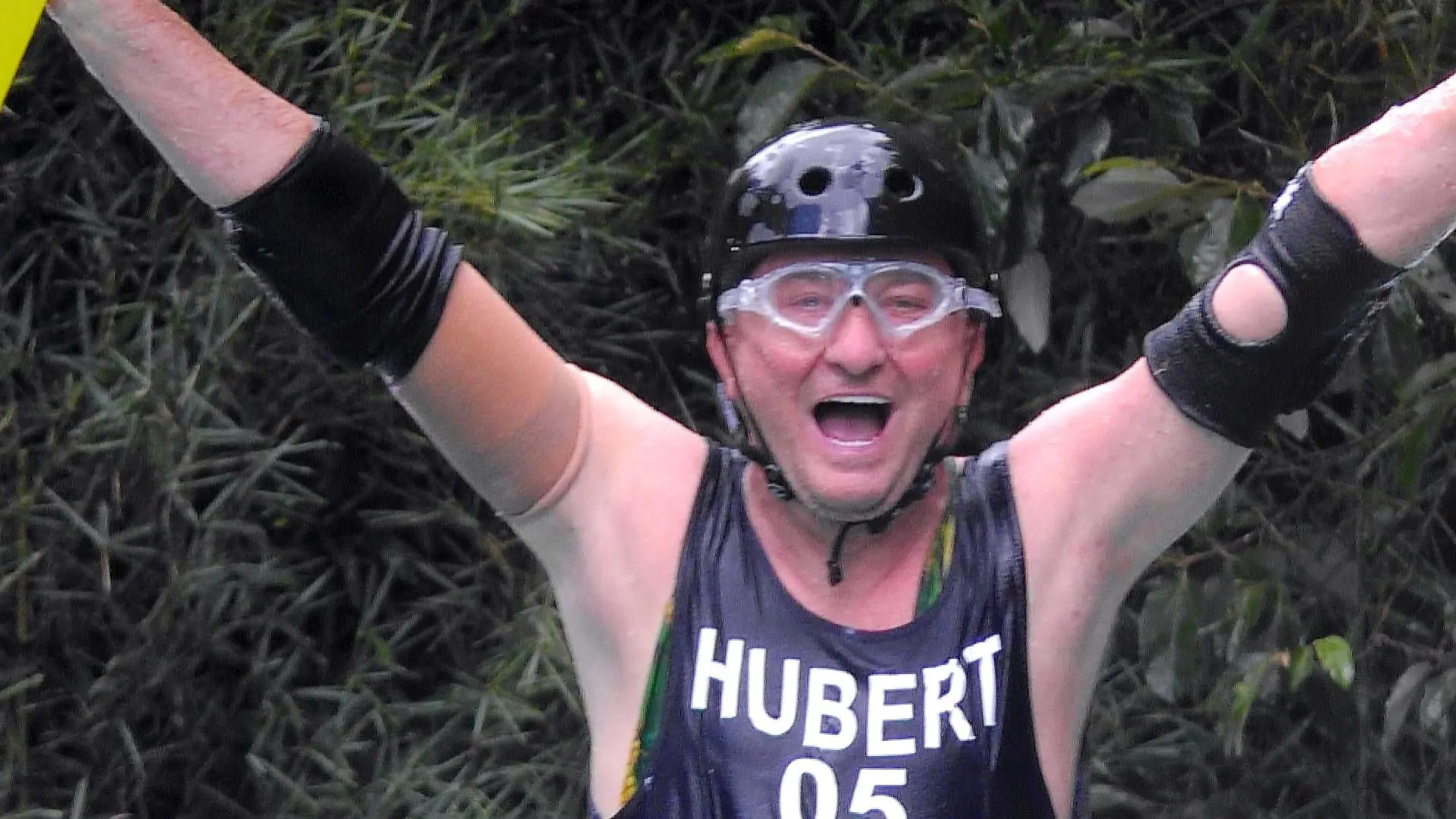 Riesenfreude bei Hubert Fella. Er und die anderen Halbfinalisten haben in der Dschungelprüfung Creek der Sterne fünf Sterne erkämpft.
