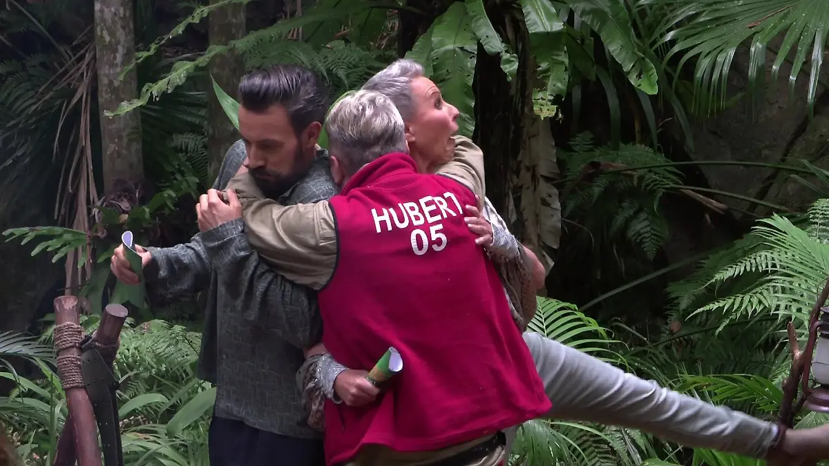 Hubert Fella überrumpelt Jan Köppen und Sonja Zietlow beim Finaleinzug mit einer dicken Umarmung. 