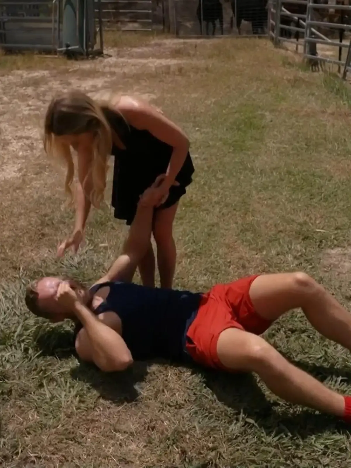 Bild zu: "Erst Wiedersehensfreude mit Freundin Annelie - dann haut's Patrick Romer plötzlich um"