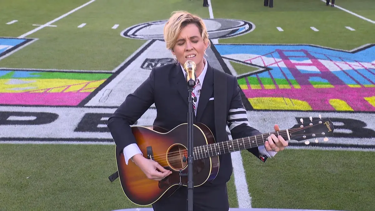 Brandi Carlile und Hymne heizen die Stimmung an Super Bowl 2026