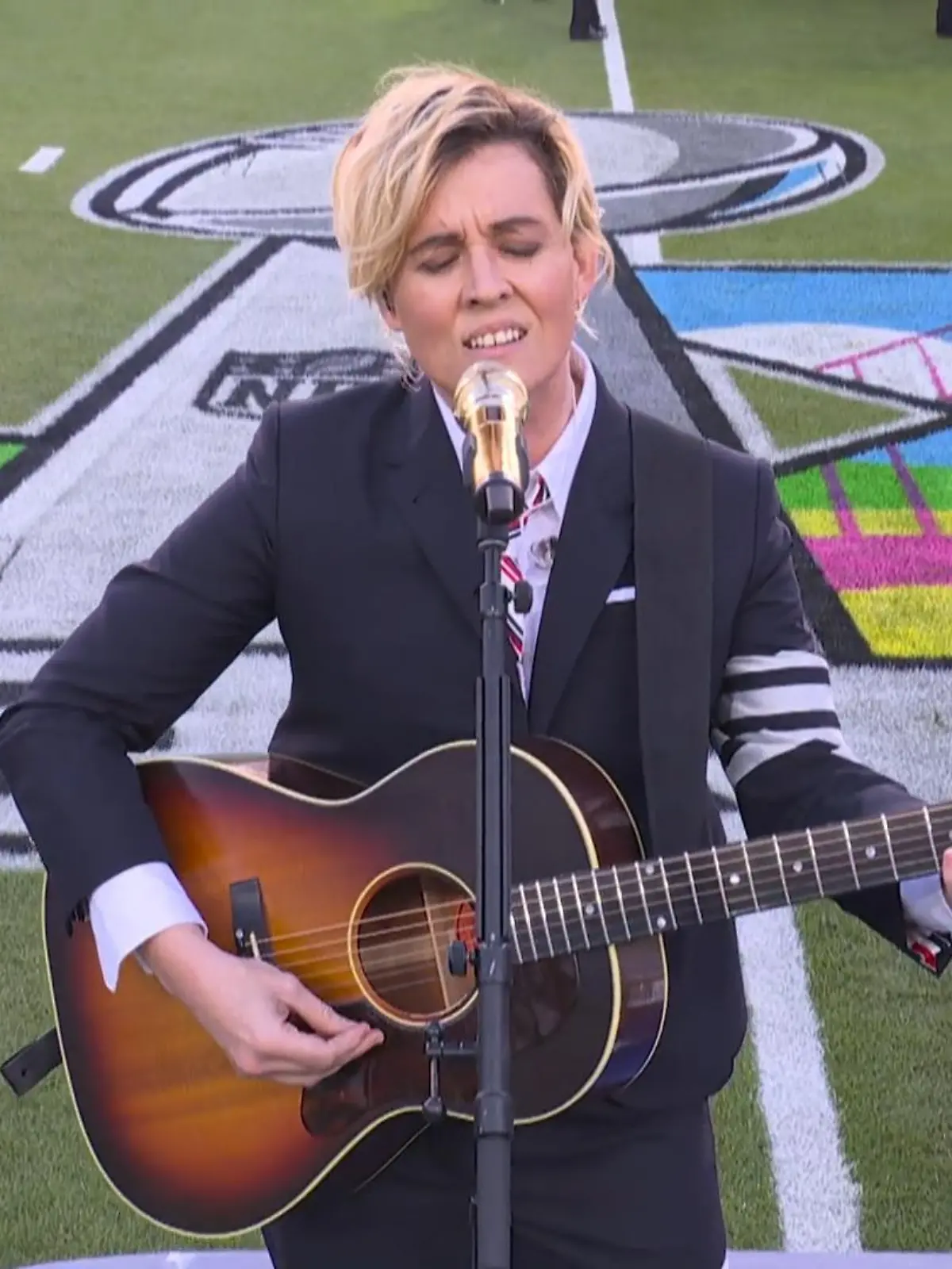 Bild zu: "Brandi Carlile und amerikanische Nationalhymne heizen Stimmung vor Kickoff an"