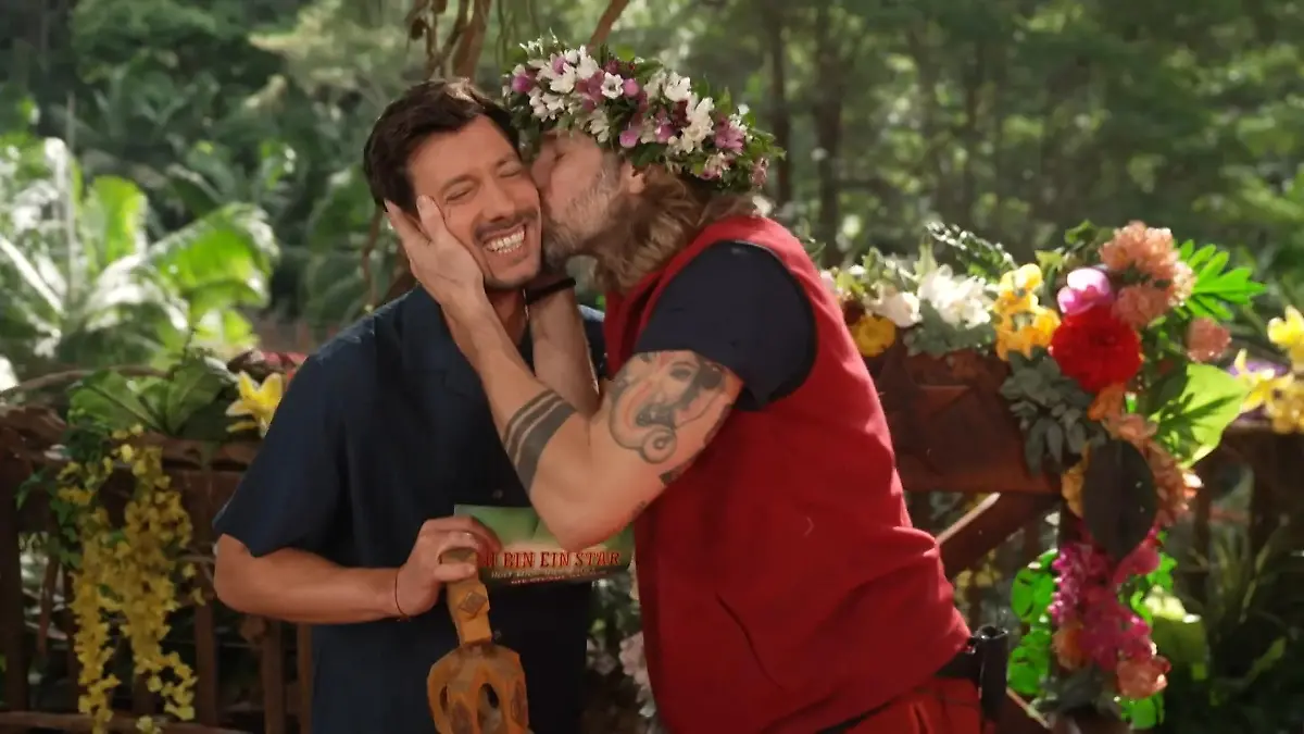 Huch! Hier knutscht Dschungelkönig Gil Ofarim unseren RTL-Reporter Dschungelcamp-Gewinner 2026