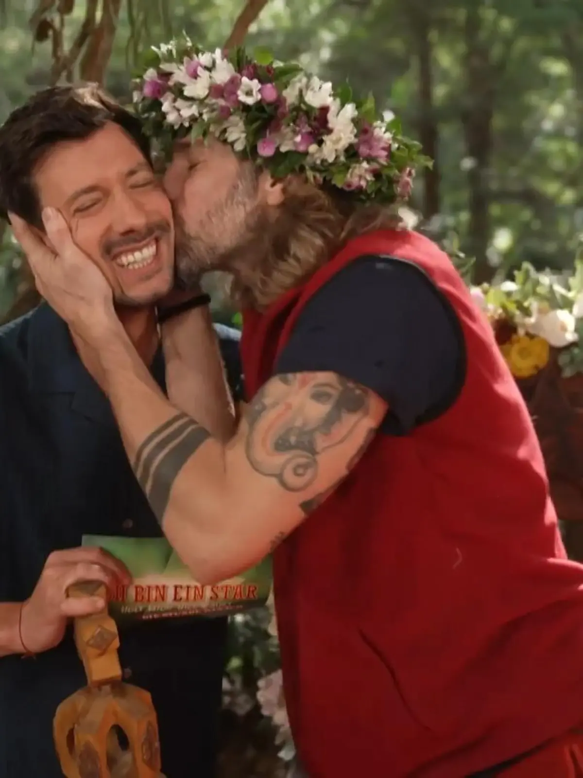 Bild zu: "Huch! Hier knutscht Dschungelkönig Gil Ofarim unseren RTL-Reporter"