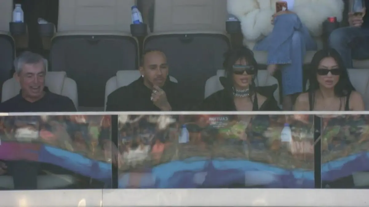 Diese Stars saßen beim Super Bowl 2026 auf der Tribüne Kim Kardashian, Lewis Hamilton & Co.