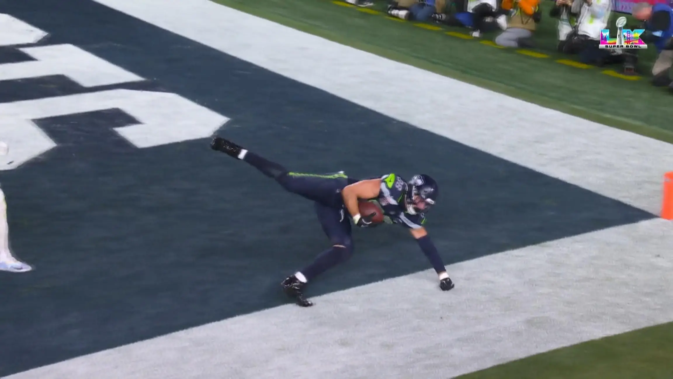 Da ist er, der erste Touchdown des Spiels Super Bowl 2026