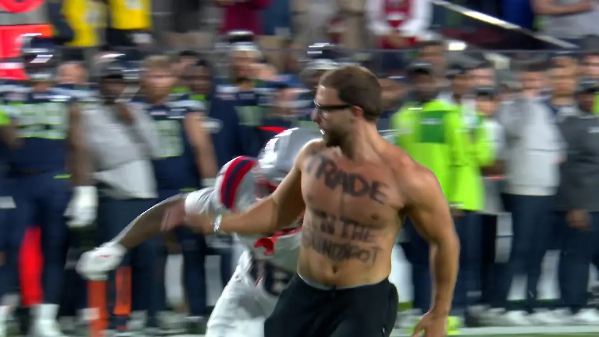 Flitzer stürmt das Spielfeld Super Bowl 2026